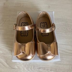 Pipperdoodles Metallic Rose Gold Bow Shoes Toddler size 5